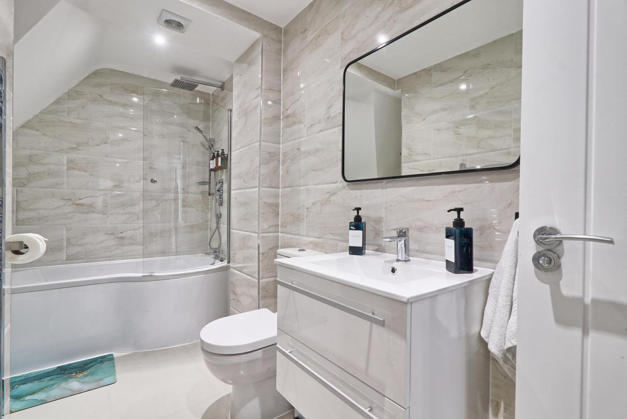 Writtle Massive 4 Bedroom Apartment With Parking In Gorgeous Countryside Location & Short Drive To Chelmsford City Centre Contractors Welcome Ngoại thất bức ảnh