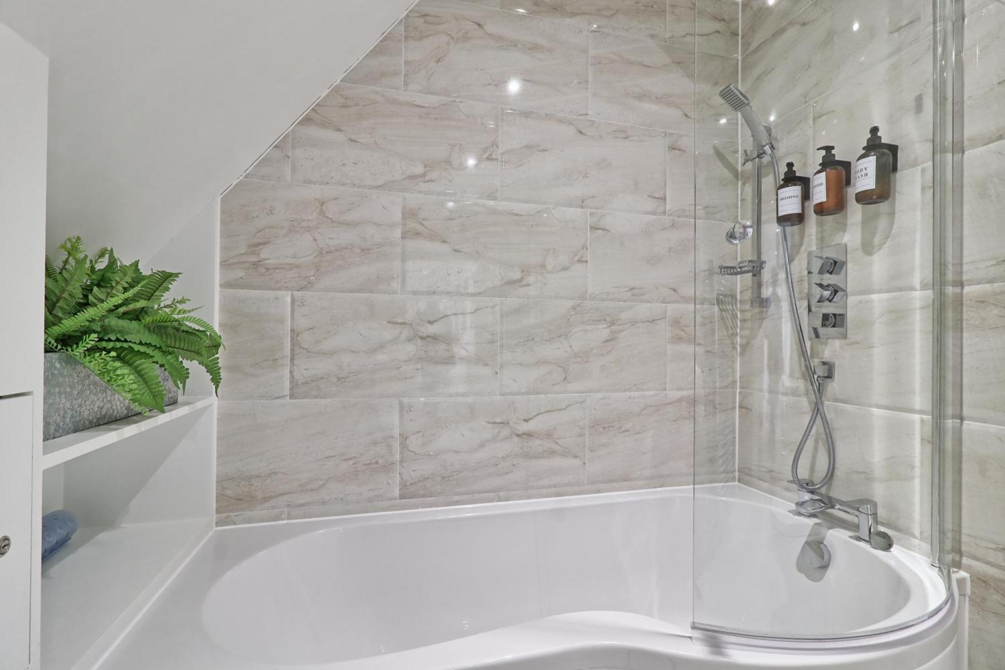 Writtle Massive 4 Bedroom Apartment With Parking In Gorgeous Countryside Location & Short Drive To Chelmsford City Centre Contractors Welcome Ngoại thất bức ảnh